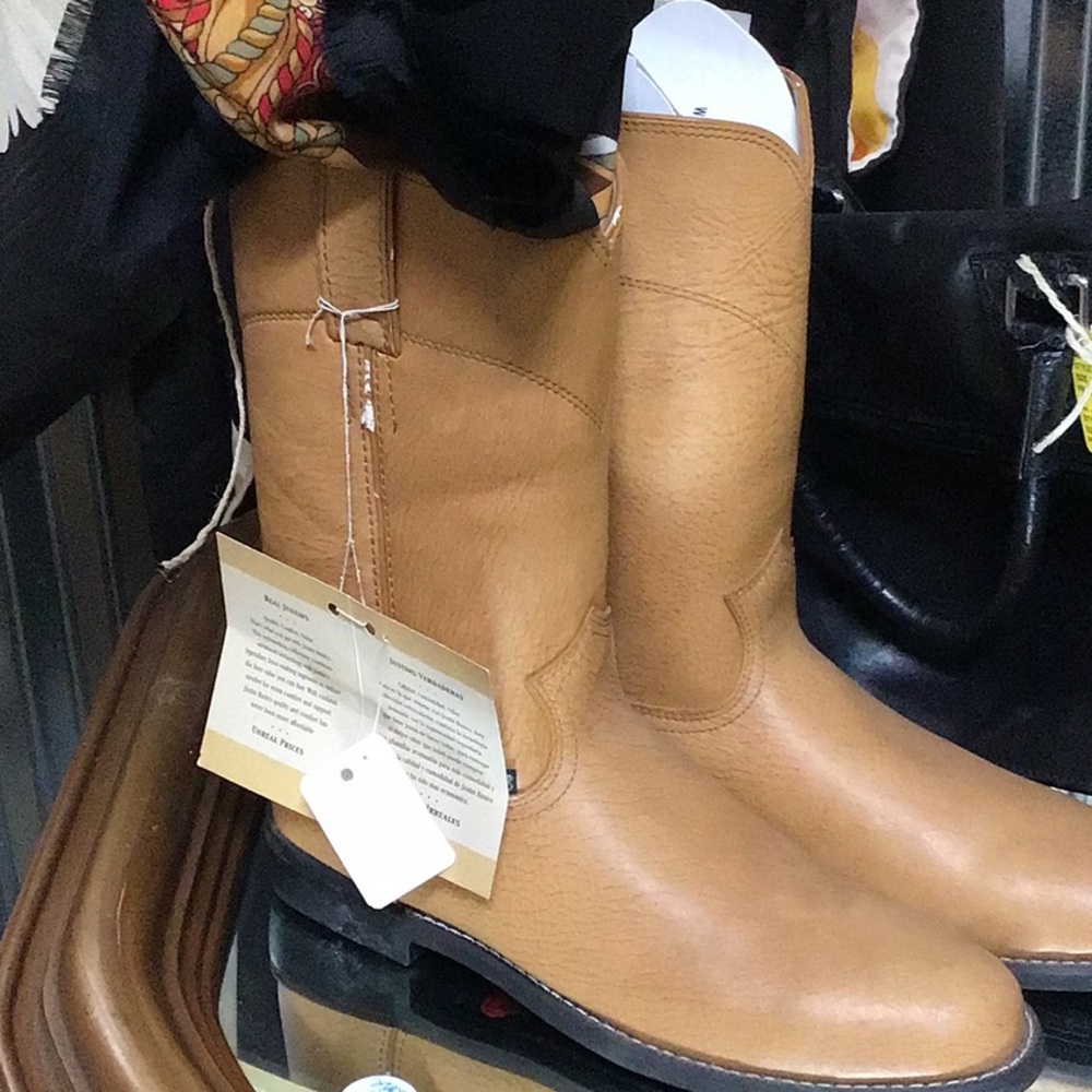 Justin boots vintage in box for life ,,   Tan. Verederas waterproof 💦